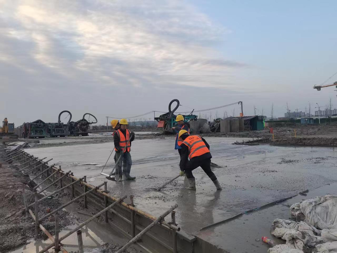 松江南站建设现场，工人在进行浇筑作业。