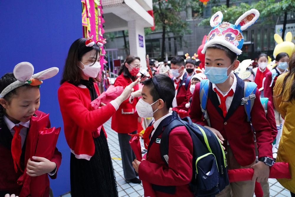 东风东路小学开学啦兔年头饰舞狮点睛还有体育界大咖杜锋张洁雯助阵