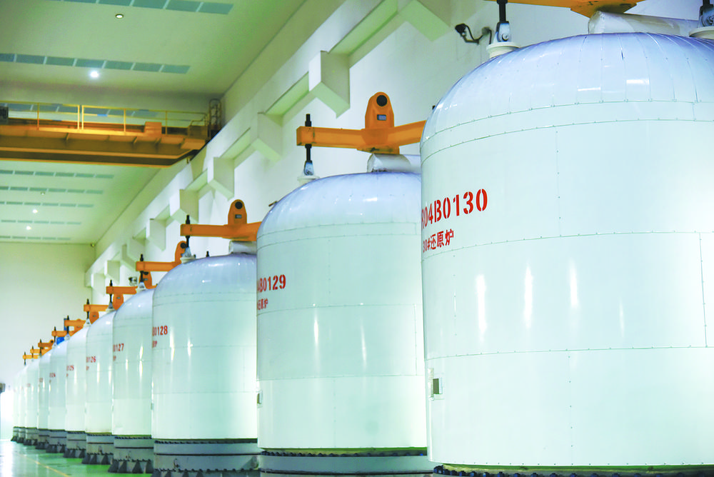 整齐排开的还原炉.张慧慧摄