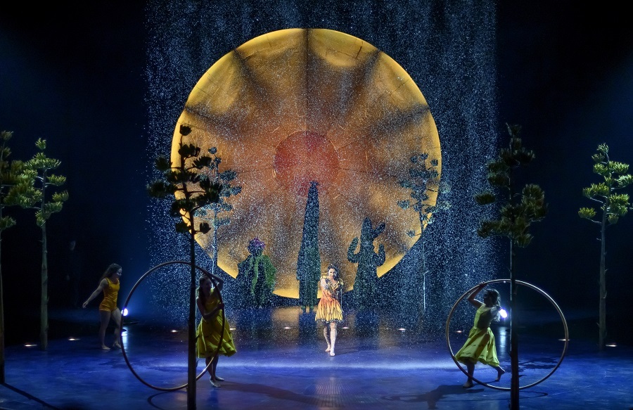 太阳马戏团上演光影杂技表演|版权|杂技表演|太阳马戏团_新浪新闻