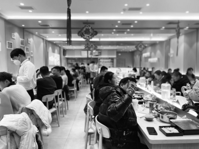     2023年2月2日晚，位于北京创新大厦呷哺呷哺门店的客人们正在就餐。    受访者/供图
