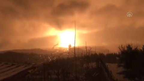 土耳其东南部哈塔伊省的自然气管道爆炸现场画面。图自土媒
