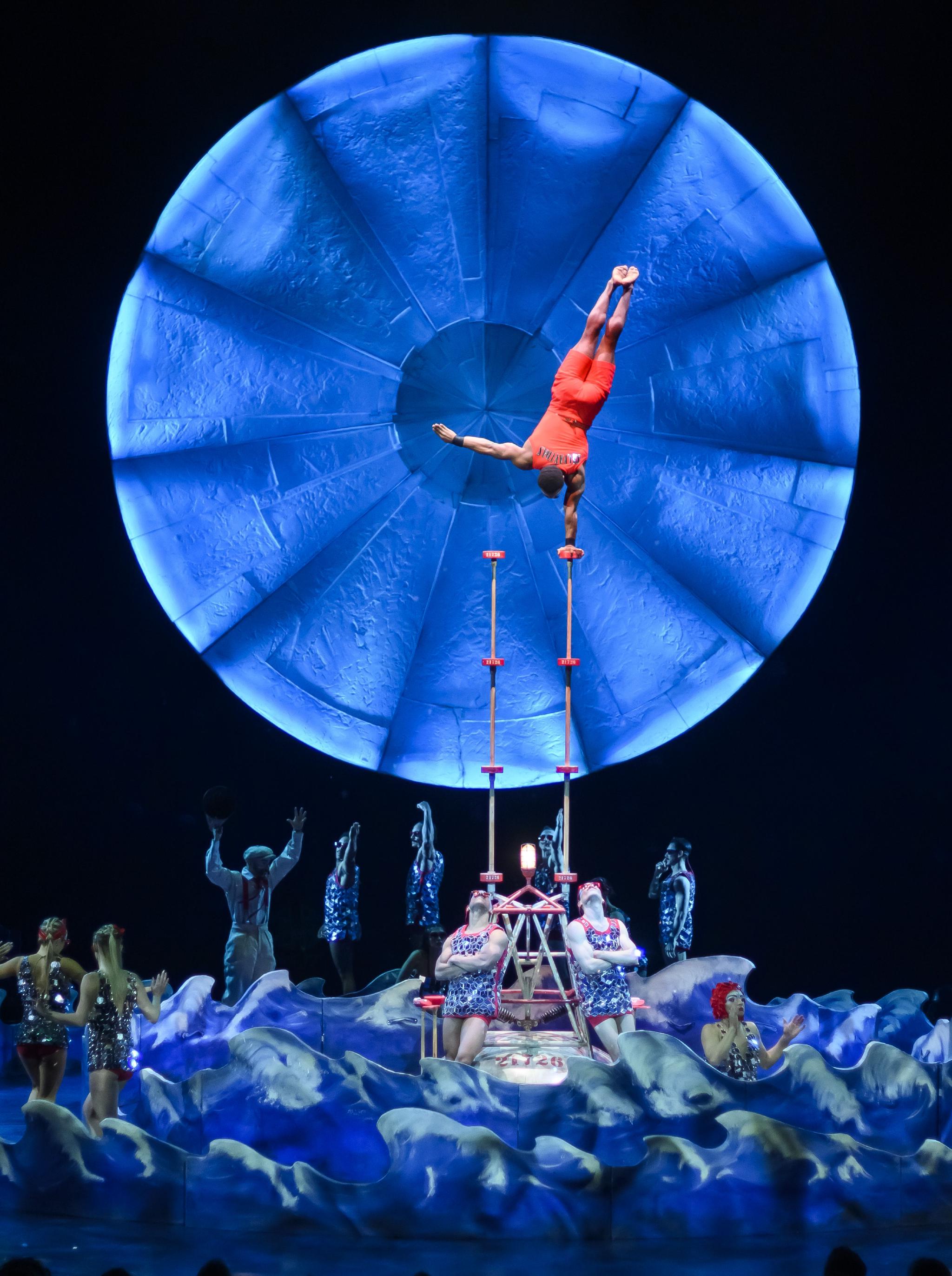 2月3日,太阳马戏团的演员在西班牙塞维利亚表演光影杂技《卢西亚》.