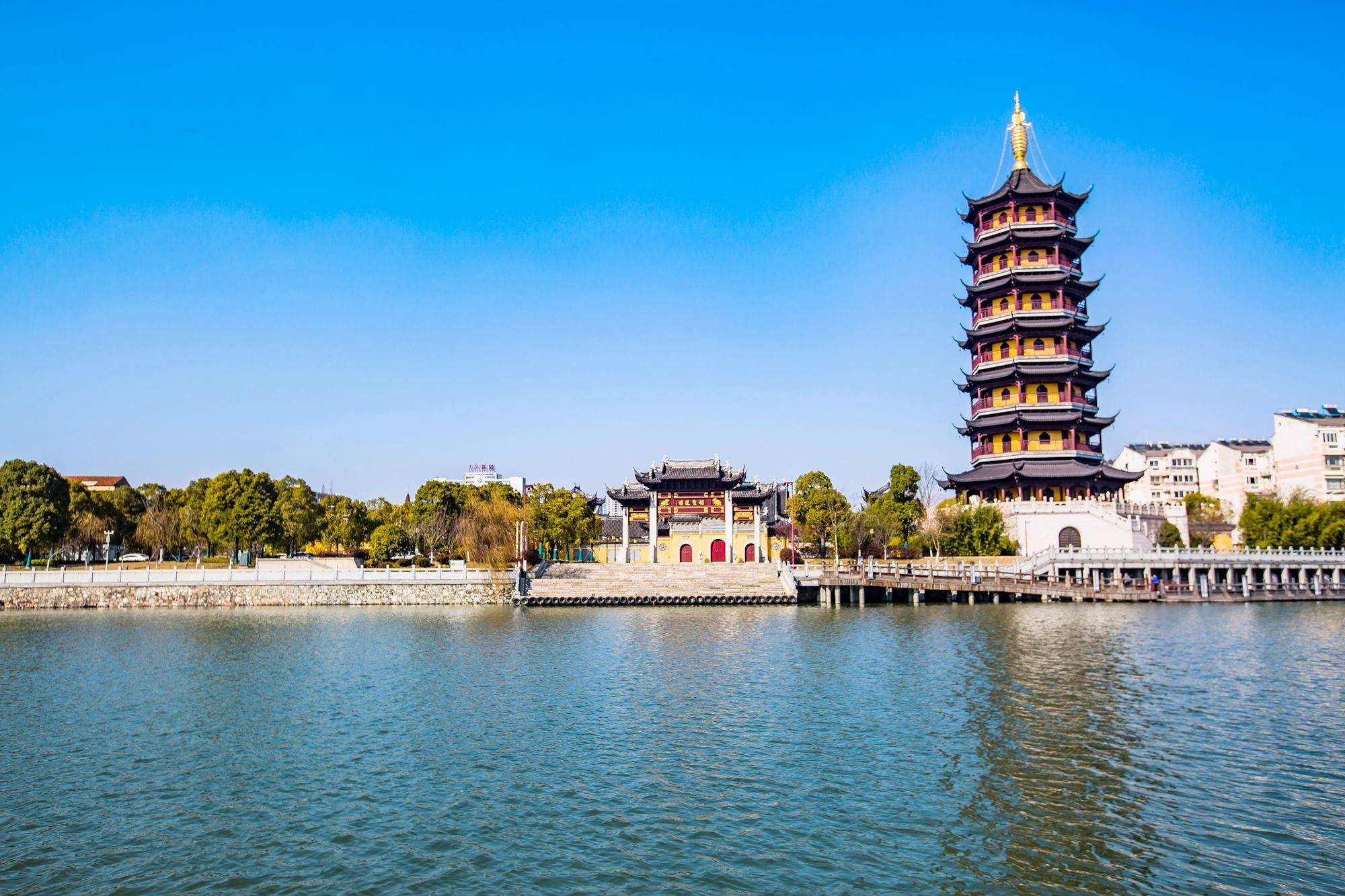 江苏泰州有一座柳园,设计精美,意韵流芳,深受市民和游客喜爱