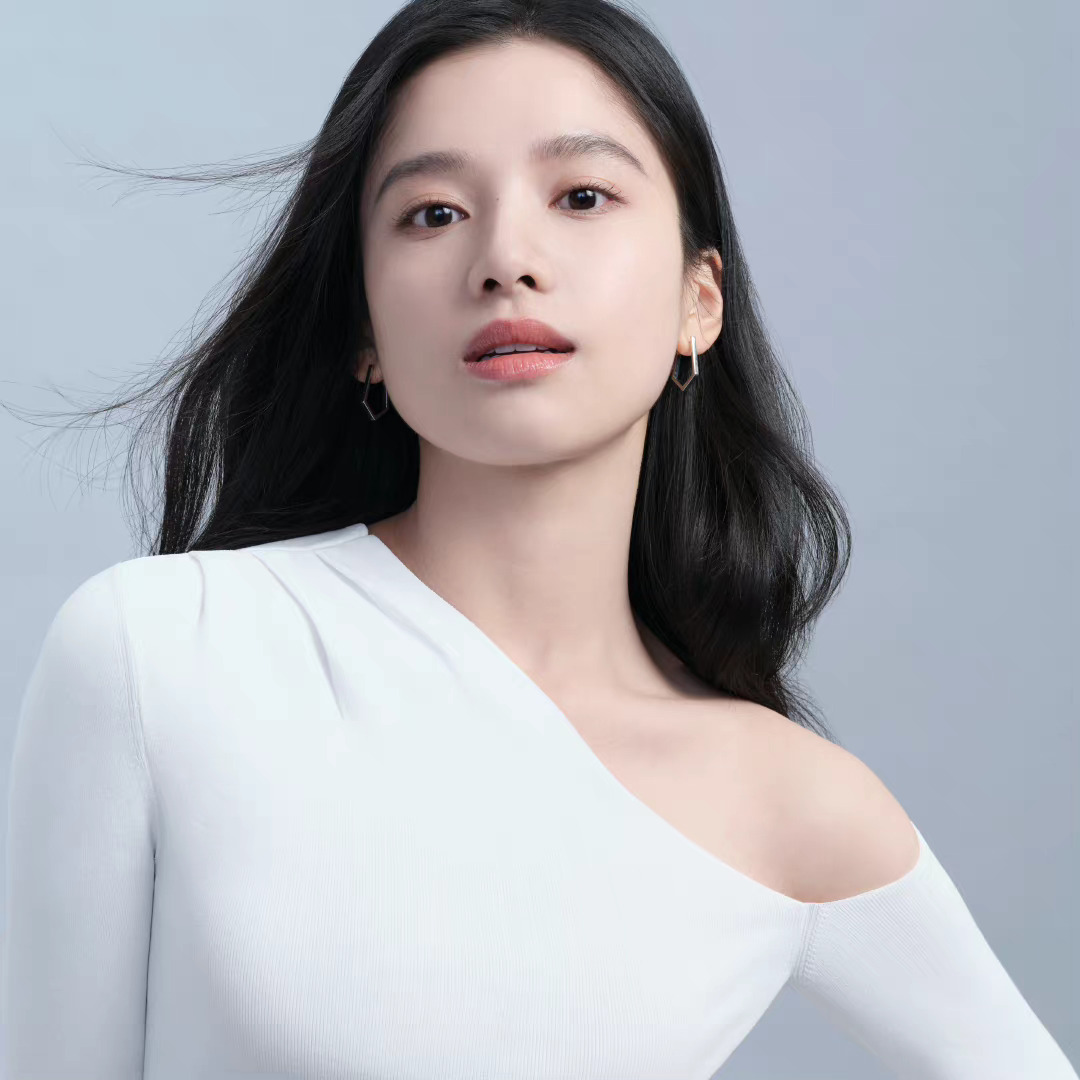 张婧仪露肩怼脸高清大片 公主卷发白色露肩裙一整个被美到!