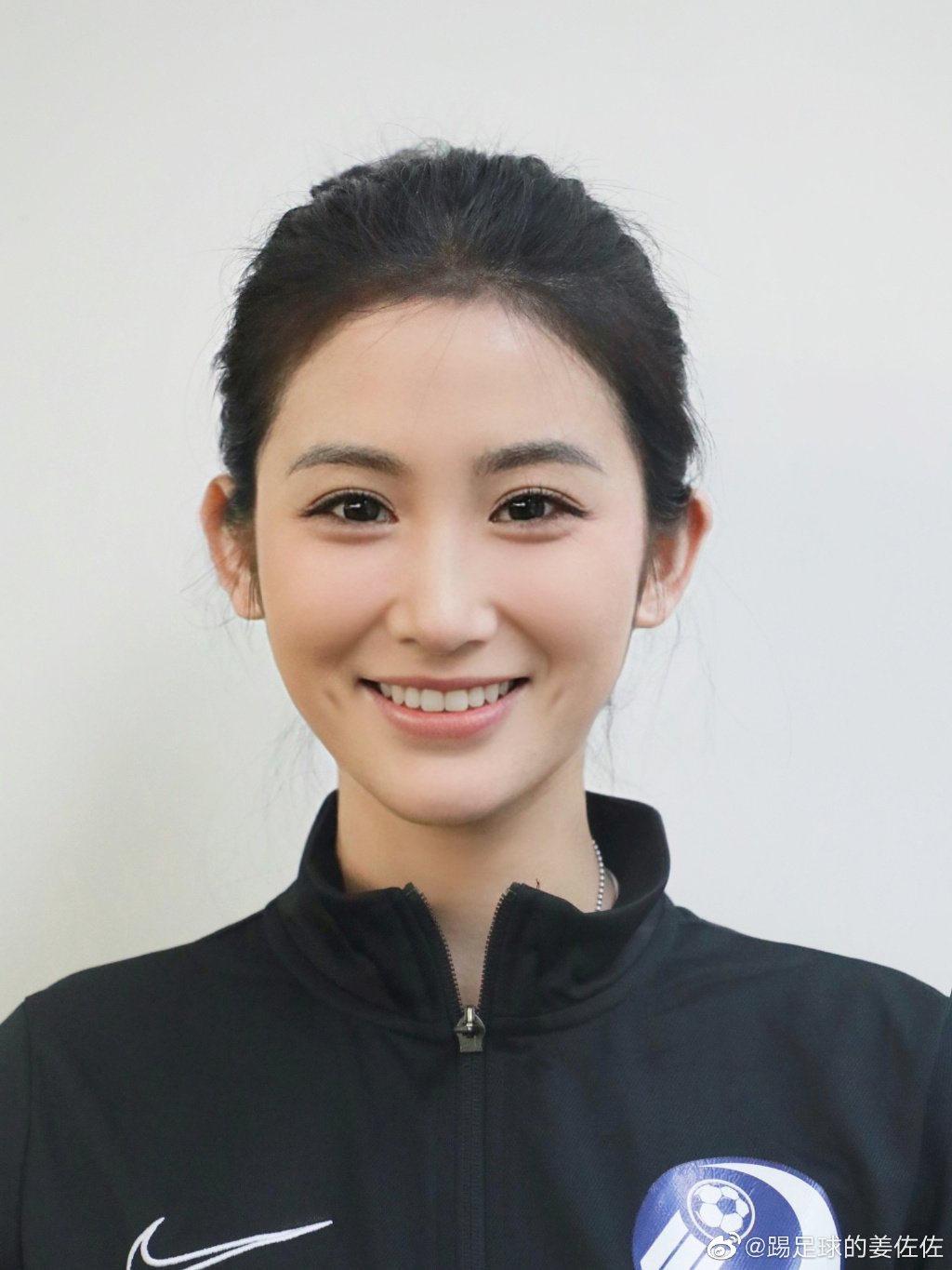 大连人女足兵发昆明,美女球员姜明佐随队出征,目标冲女超_相知5网