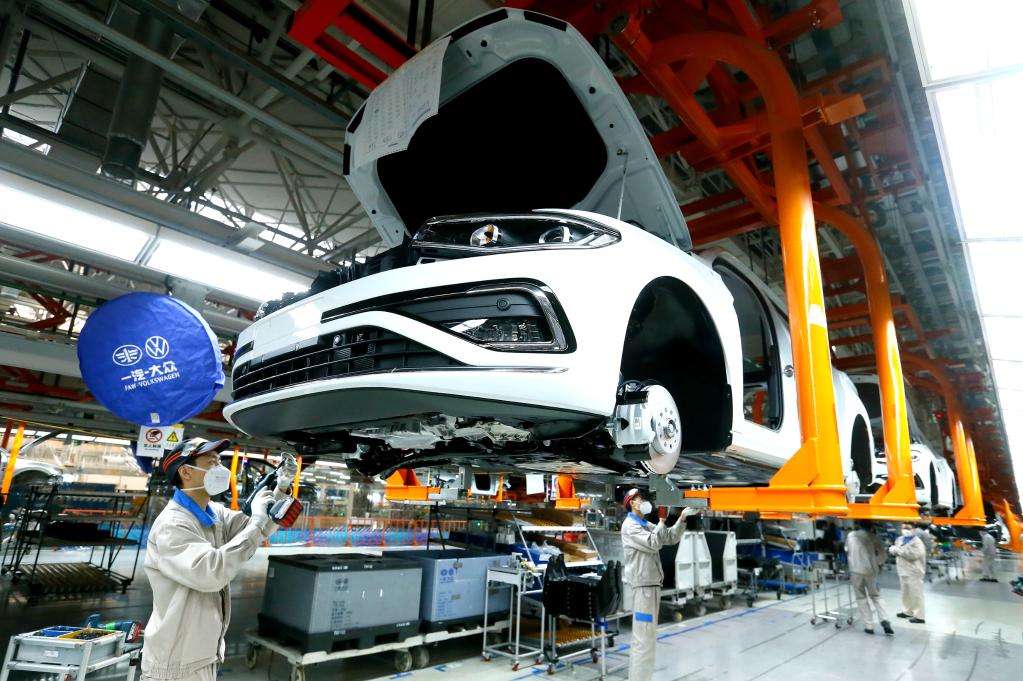 工人在山东省青岛市即墨区一家汽车制造企业车间内装配汽车