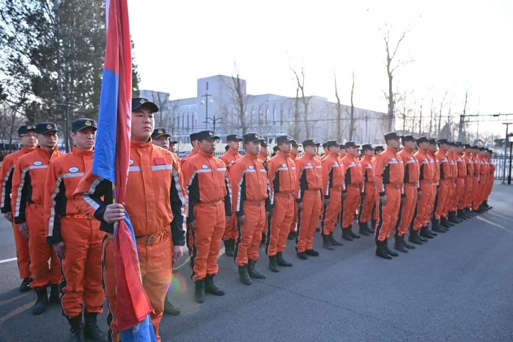 2月7日，中国救援队整装列队准备奔赴土耳其地震灾区。新华社记者 李鑫 摄