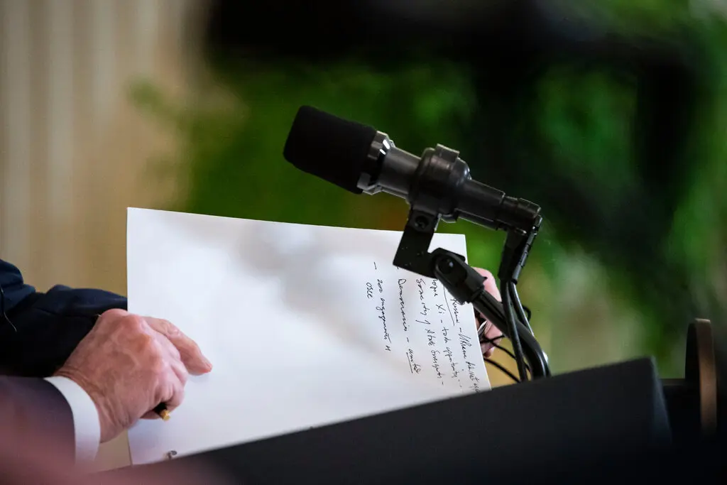 拜登有时会在一些较为重要的演讲和在椭圆形办公室与外国领导人会面时做笔记，以克服他的口吃 图源：纽约时报