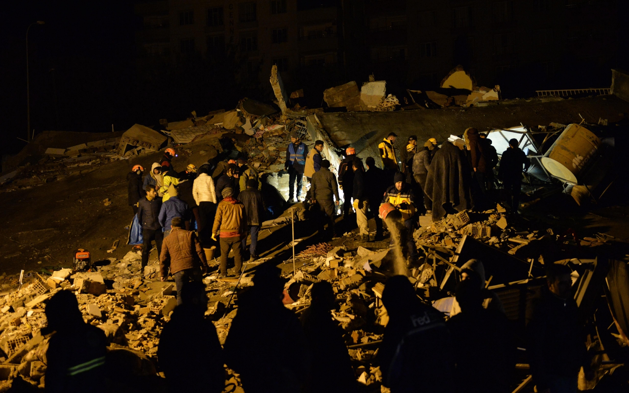 2月6日，救援人员在土耳其南部地震重灾区卡赫拉曼马拉什省帕扎尔哲克倒塌的建筑中搜寻幸存者。 图/新华社