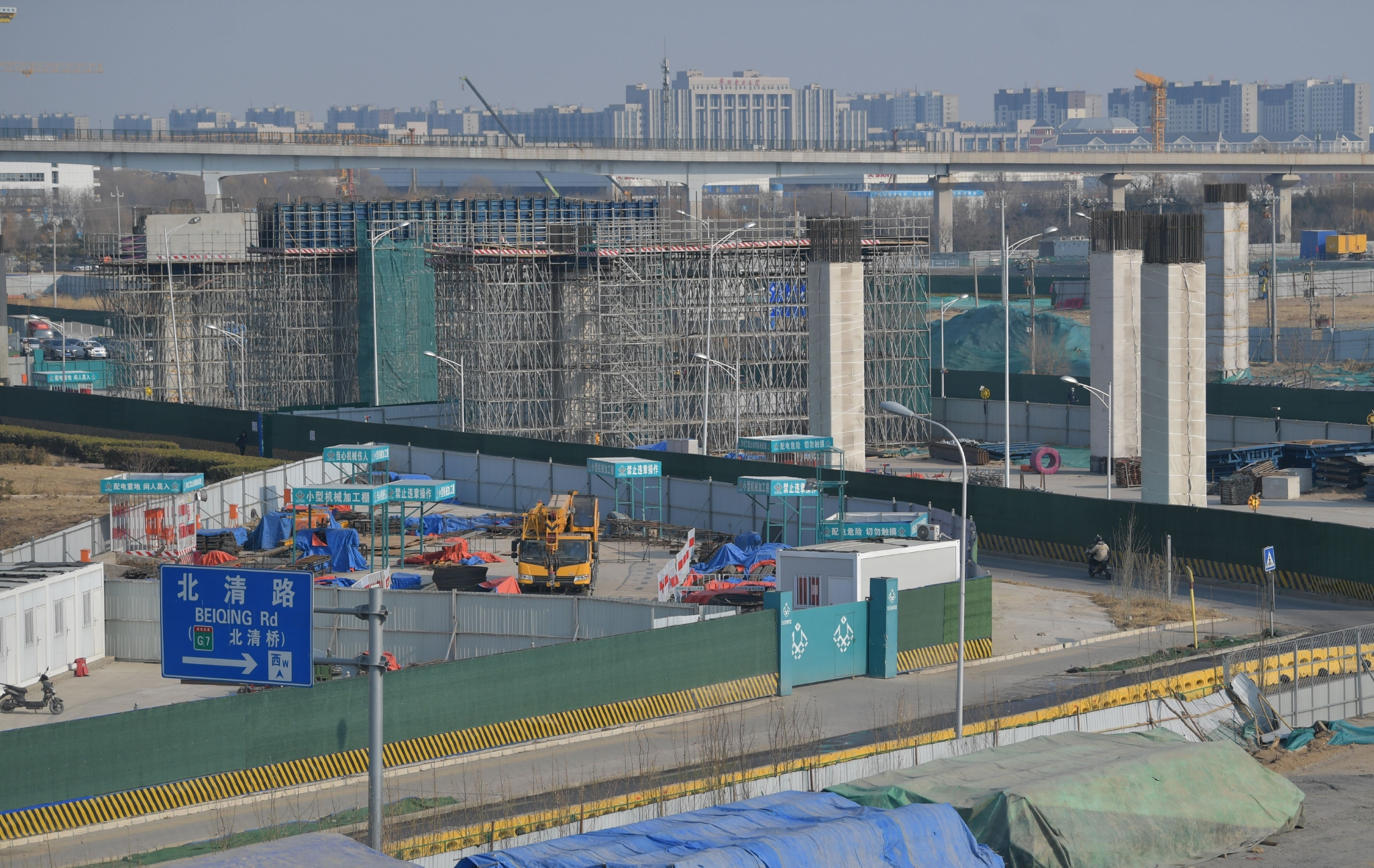 目前北清路快速化改造工程1标段正在进行主线桥梁与京新立交匝道的上部结构施工。新京报记者 李木易 摄