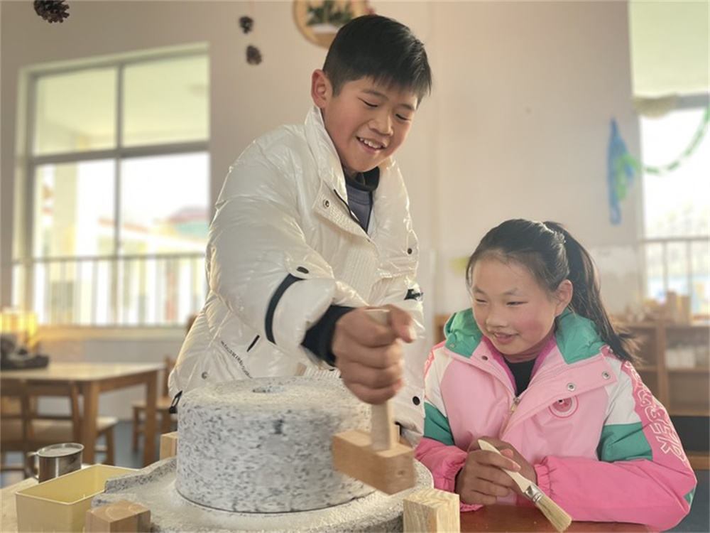 连云港市赣榆区石桥小学:元宵节做汤圆 小学生闹元宵