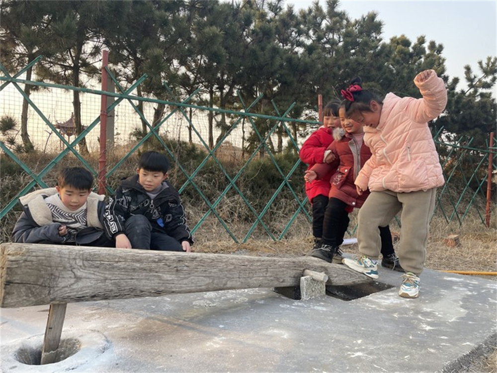 连云港市赣榆区石桥小学:元宵节做汤圆 小学生闹元宵