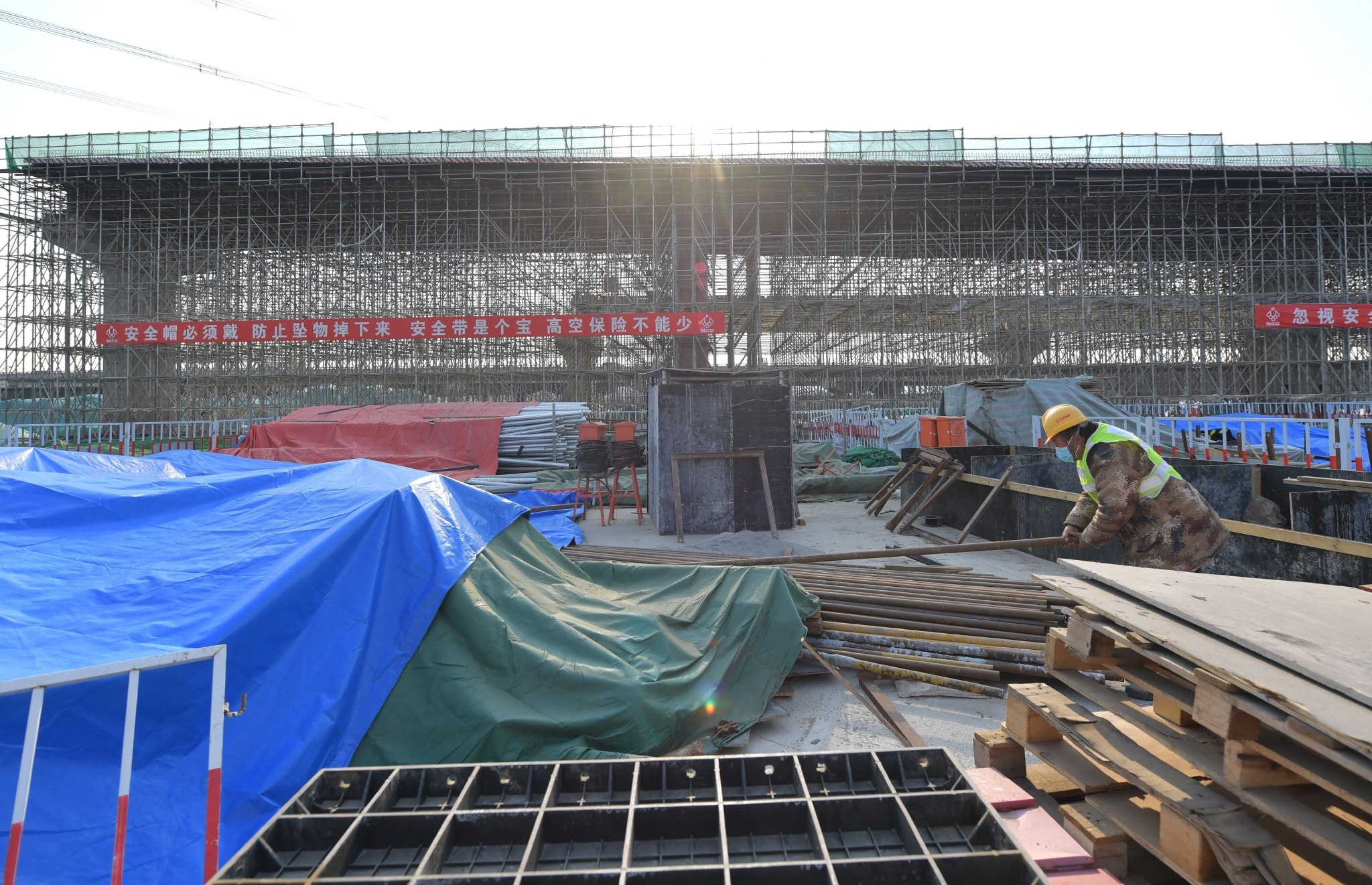 2月7日，北清路快速化改造工程项目，返岗工人在进行施工。新京报记者 李木易 摄