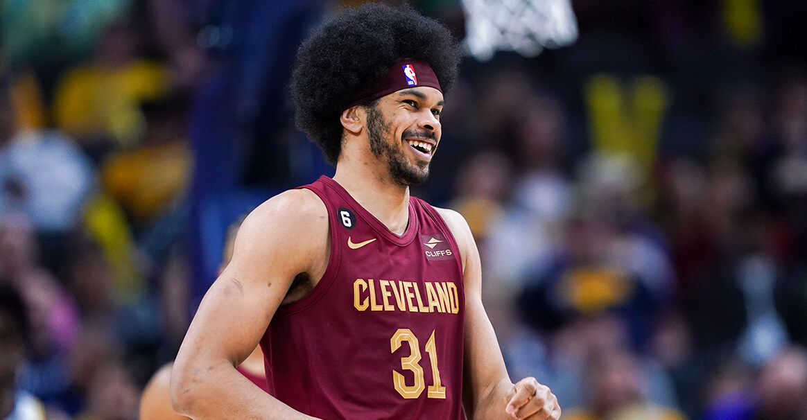 频送暴扣 贾勒特-阿伦半场9中8独砍16分|阿伦|贾勒特|骑士_新浪新闻