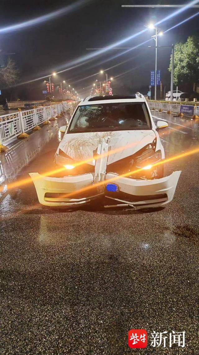 图为小轿车撞上护栏