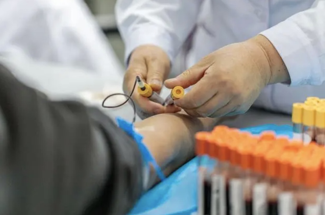医生进行抽血.图片来自网络