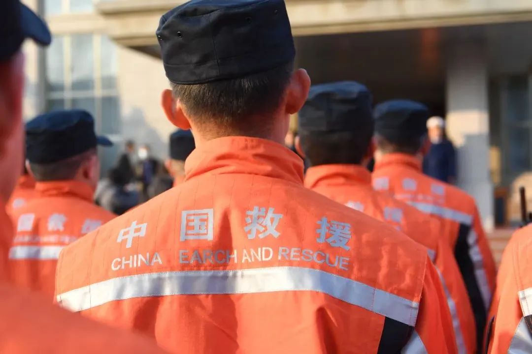 2月7日，中国救援队整装列队准备奔赴土耳其地震灾区。图源：翁奇羽，人民网发