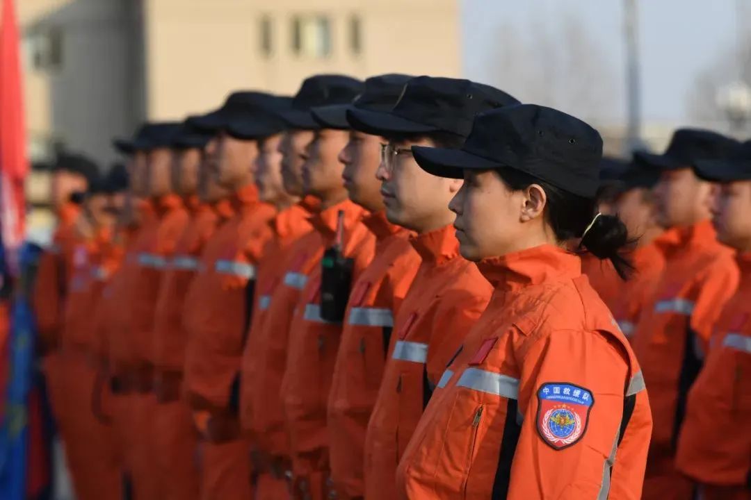 2月7日，中国救援队整装列队准备奔赴土耳其地震灾区。