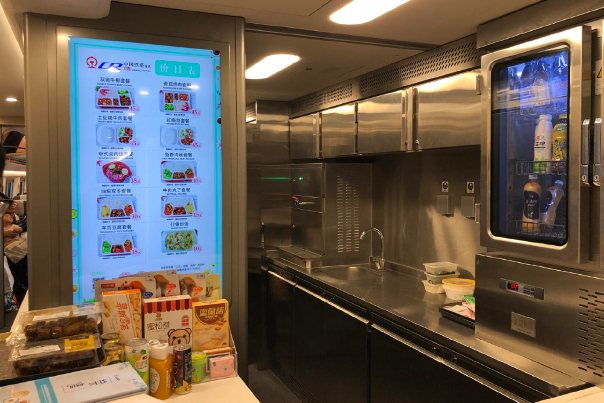 除了盒饭,高铁餐车还售有各式酒水,零食和扑克等产品 / wikipedia