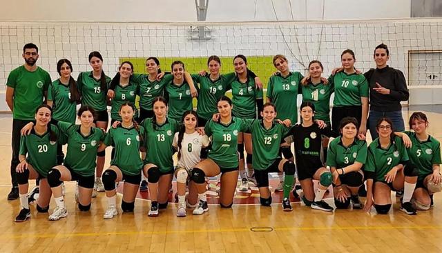 在以色列联赛第六轮的较量中,卫冕冠军海法马卡比女排在先丢一局的