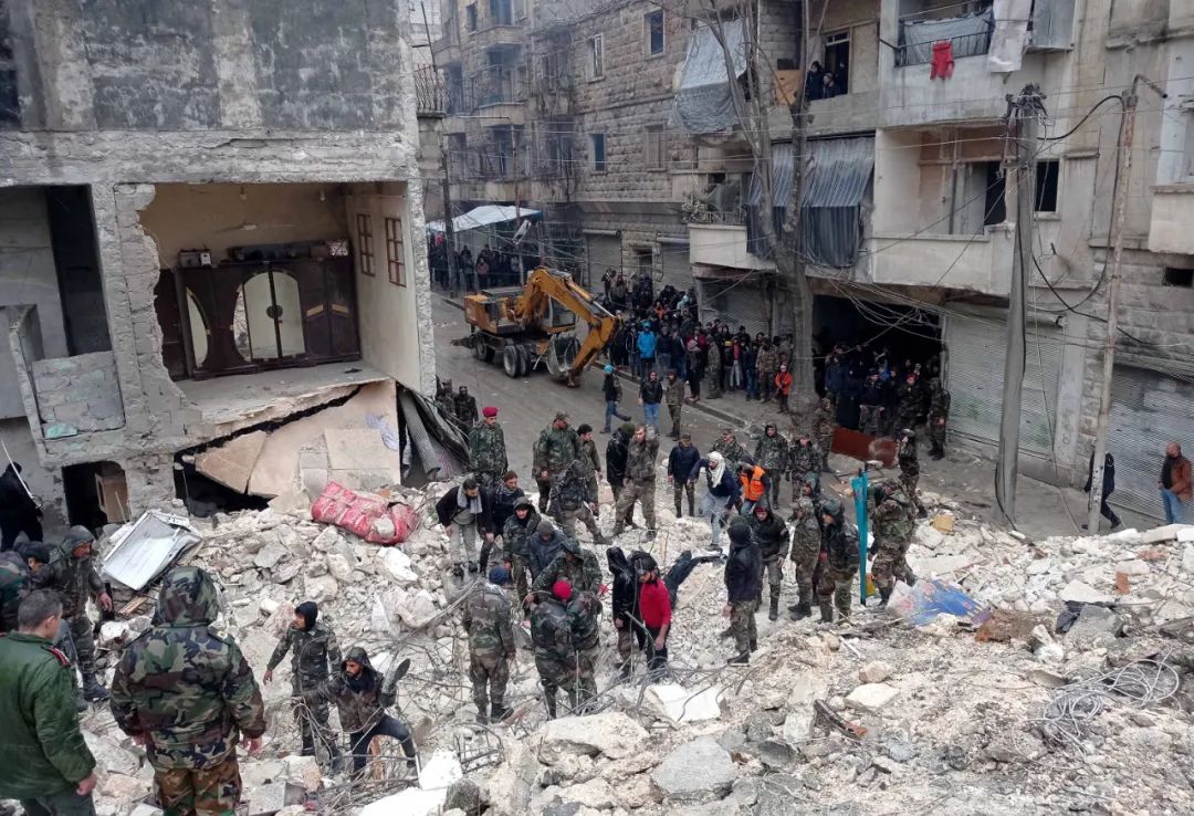 2月6日，人们在叙利亚阿勒颇省一处倒塌的建筑现场进行救援。新华社发