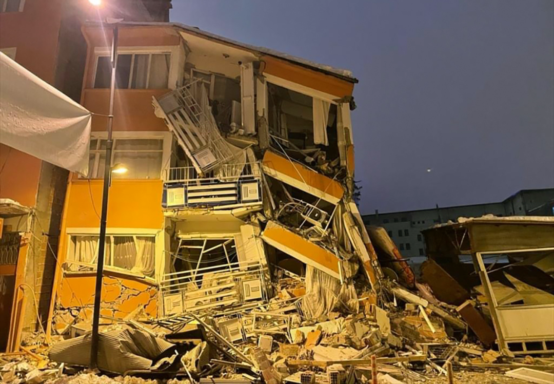 这是2月6日在土耳其卡赫拉曼马拉什省帕扎尔哲克拍摄的受损建筑物。新华社/美联