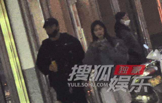 44岁陈思诚与新欢约会,23岁阮巨素颜仍漂亮,两人甜蜜搂抱太恩爱
