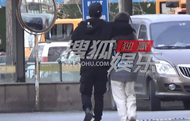 44岁陈思诚与新欢约会,23岁阮巨素颜仍漂亮,两人甜蜜搂抱太恩爱