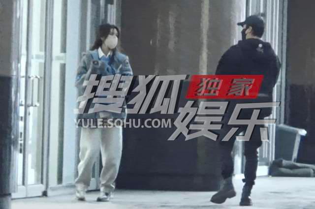 44岁陈思诚与新欢约会,23岁阮巨素颜仍漂亮,两人甜蜜搂抱太恩爱