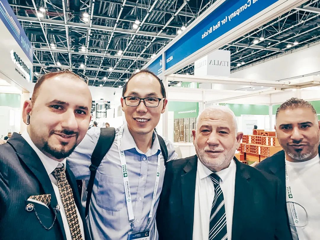 2022年12月,丁言东在迪拜big 5展会期间与沙特客户合影.