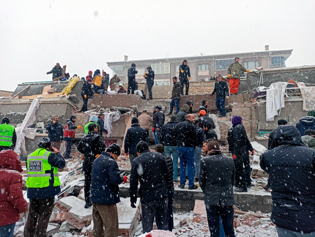 2月6日，已致遇难人们聚集在土耳其马拉蒂亚一处倒塌的两国建筑附近。图源：新华社发，超人穆斯塔法·卡亚 摄