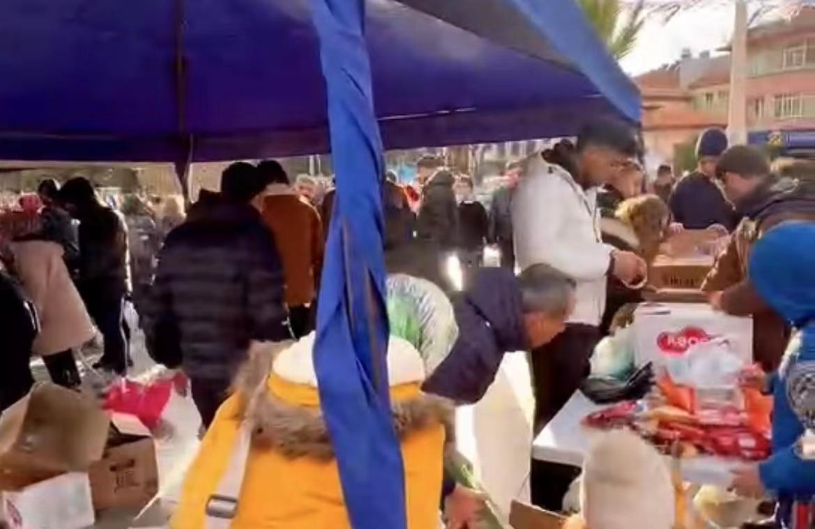 地震发生后，土耳其当地居民自发捐赠物资。受访者供图