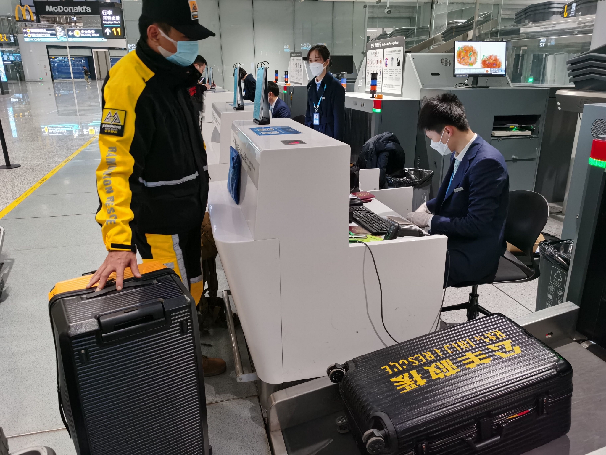 公羊救援队成员正在办理值机手续和行李设备托运.厦航供图