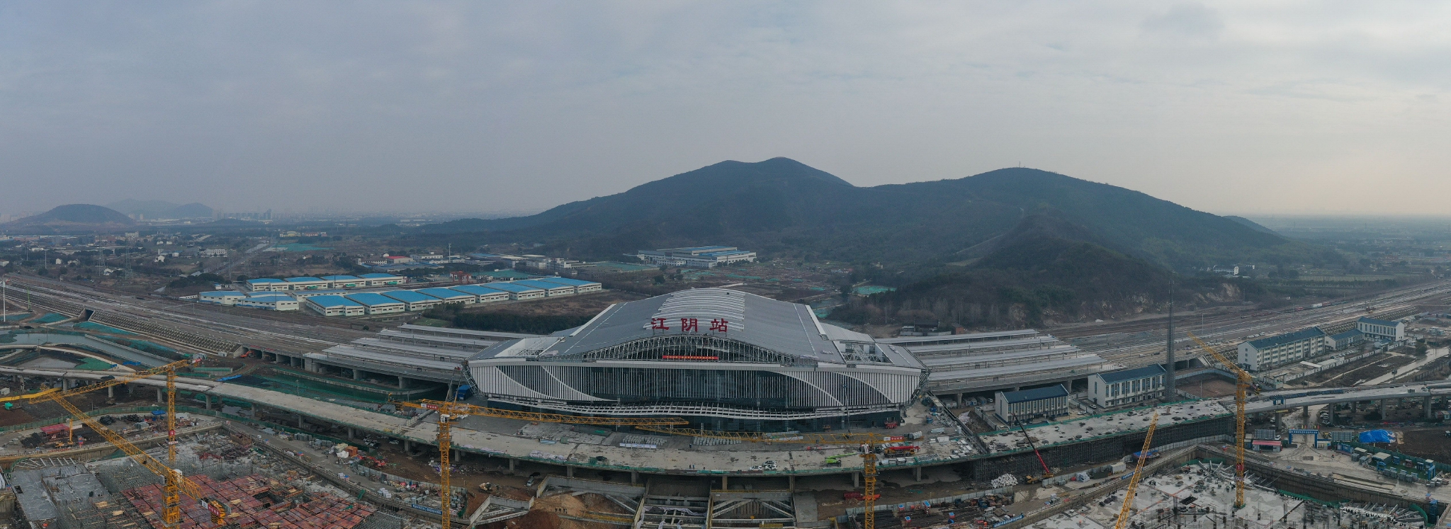 江苏南沿江铁路江阴站站房装饰装修作业有序推进|江苏省|铁路|工人