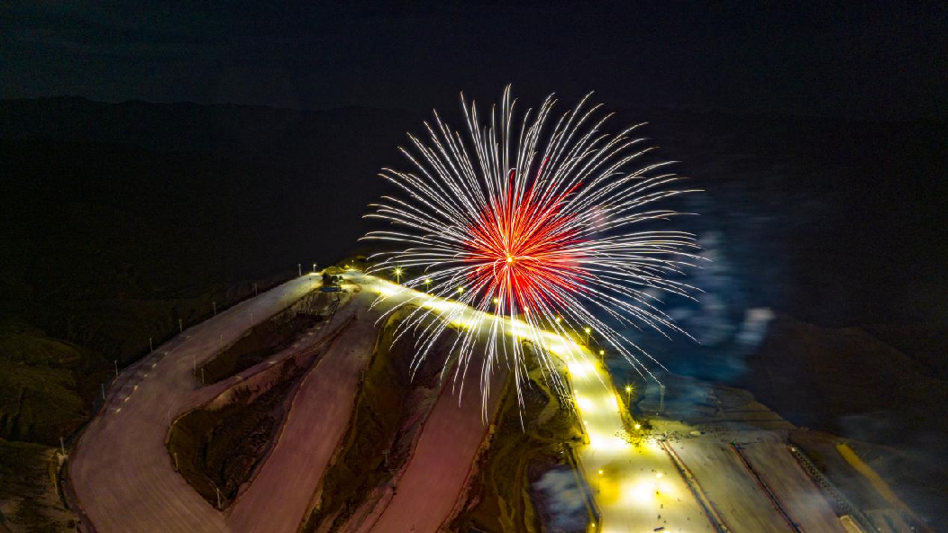 2月5日,马鬃山滑雪场上演大型雪地烟花秀,吸引了大量游客观看.