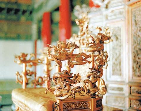 太和殿金銮宝座上的漆金缠龙木雕(摄于20世纪80年代)供图:新华社