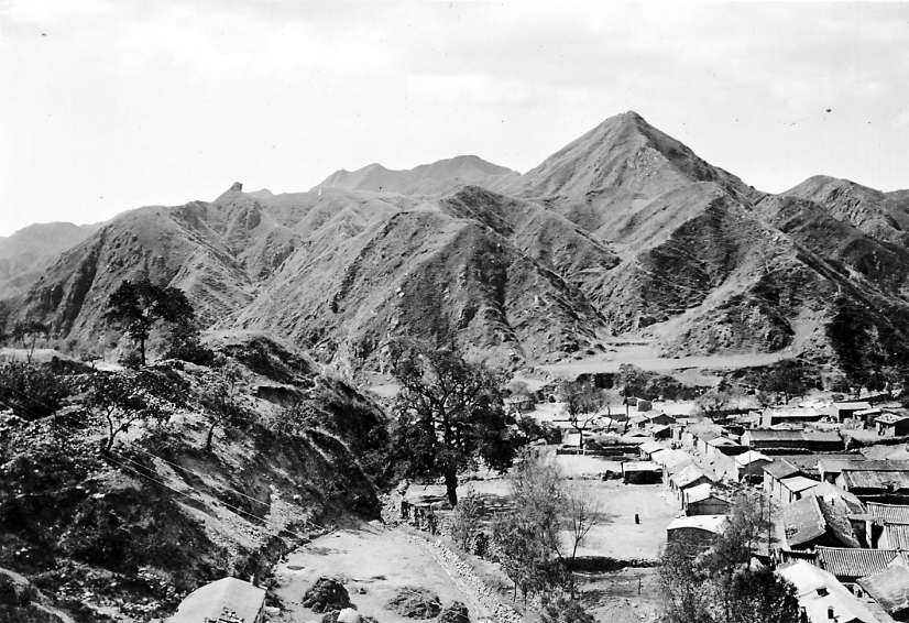 唐纳德的老照片让我们看到了青龙桥村其时面貌:春日山花映衬下的村庄