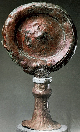 圖 10a 蒂拉丘地6號墓出土的有柄鏡