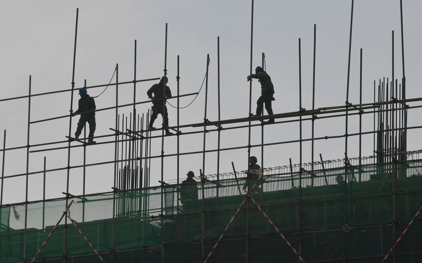 新国展二期工地，工人在高空作业。新京报记者 李木易 摄