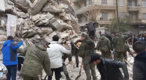俄士兵帮助叙利亚抗震救灾的画面，图源：俄国防部所发布视频的截图