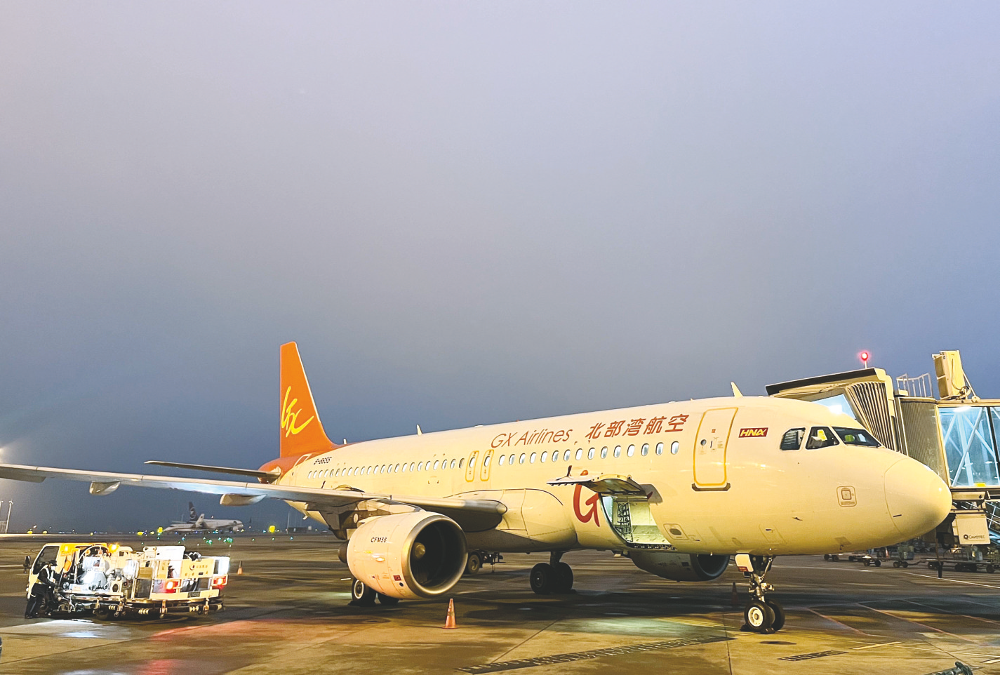     ▲从南宁机场起飞前往曼谷的北部湾航空GX8907航班准备就绪。    （玉朝龙 摄）