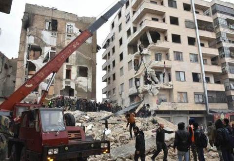 2月6日，在叙利亚哈马省，人们在一处倒塌的建筑现场进行救援。图源：新华社