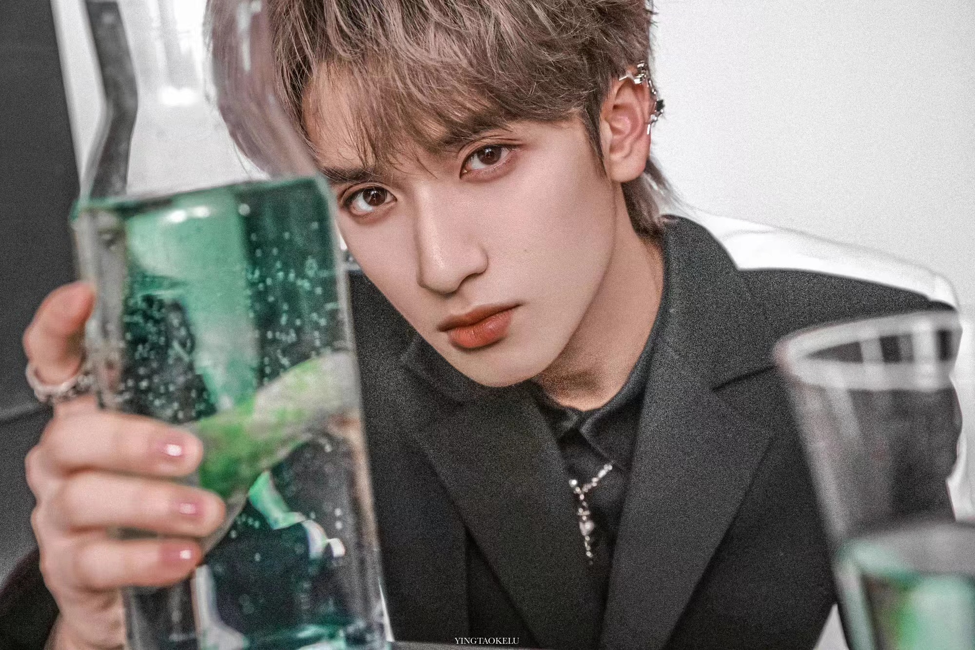 严浩翔拼接毛衣造型侧颜好帅,下颌线好刀我啊|严浩翔|毛衣_新浪新闻