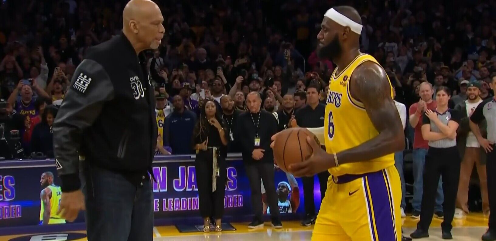 过程喜极而泣,贾巴尔传递火炬,两儿子庆祝|詹姆斯|贾巴尔|布朗尼_新浪