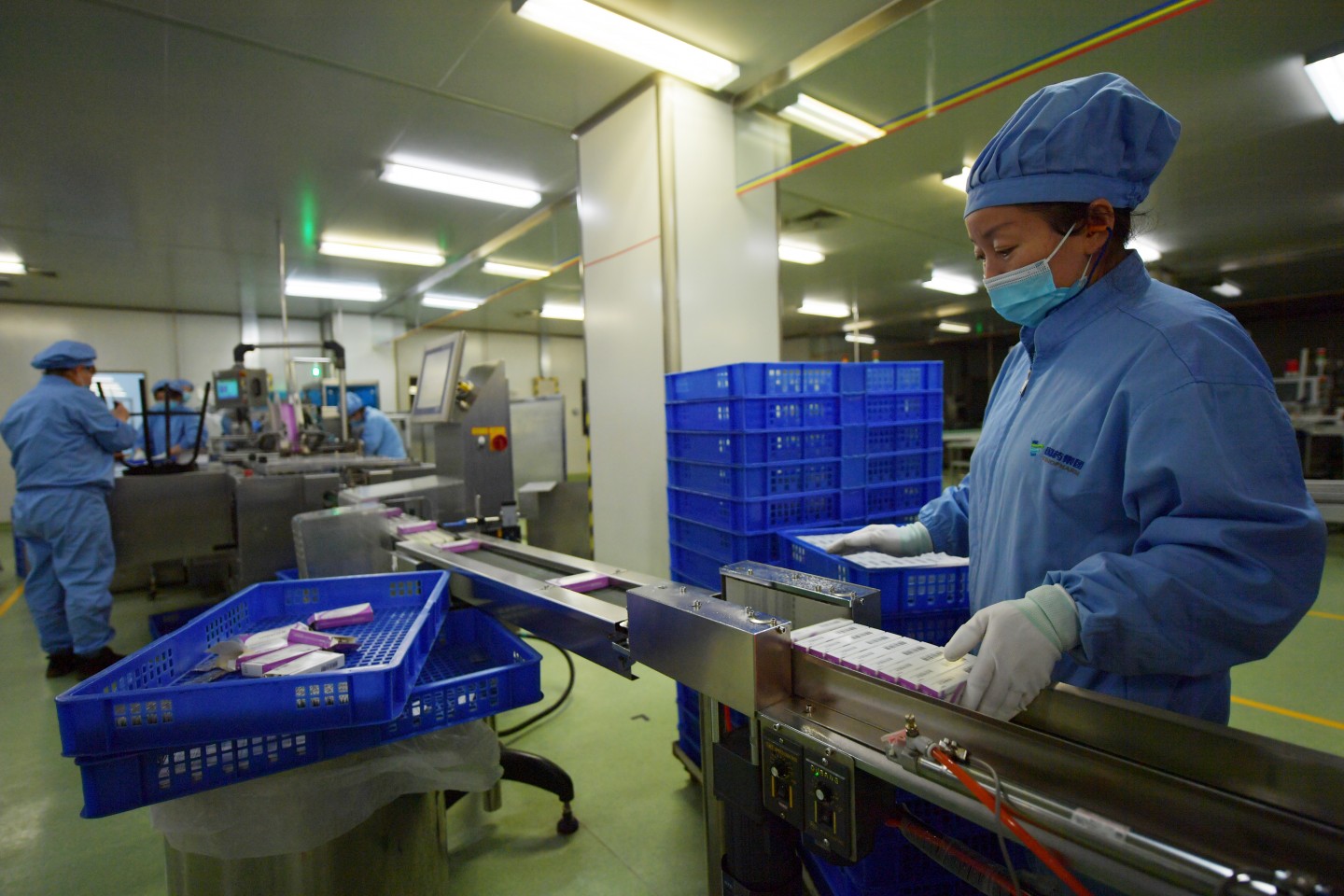 "我们的药品是按批次生产,今天这个车间三条生产线生产三种药品,有