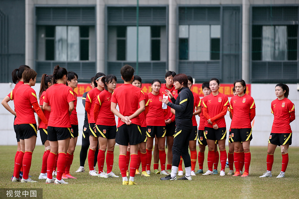 水庆霞指导女足姑娘们训练。