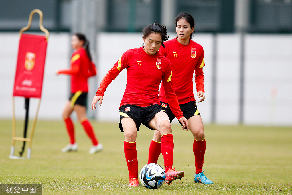 中国女足球员在训练中。