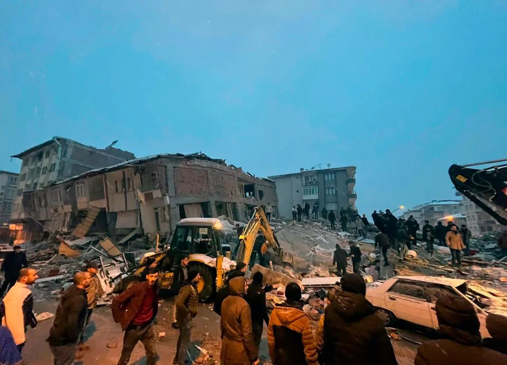 土耳其7.8级地震已造成8千多人遇难，地震预测为何这么难？休闲区蓝鸢梦想 - Www.slyday.coM
