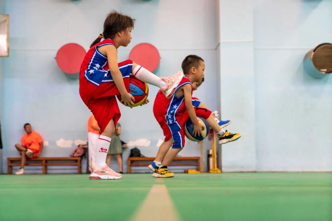 篮球培训班几名小学员在训练
